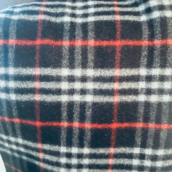 Burberry’s (Burberry dropped the ‘s in the 90’s ) Navy Nova Check 💯 Cashmere - Picture 8 of 8